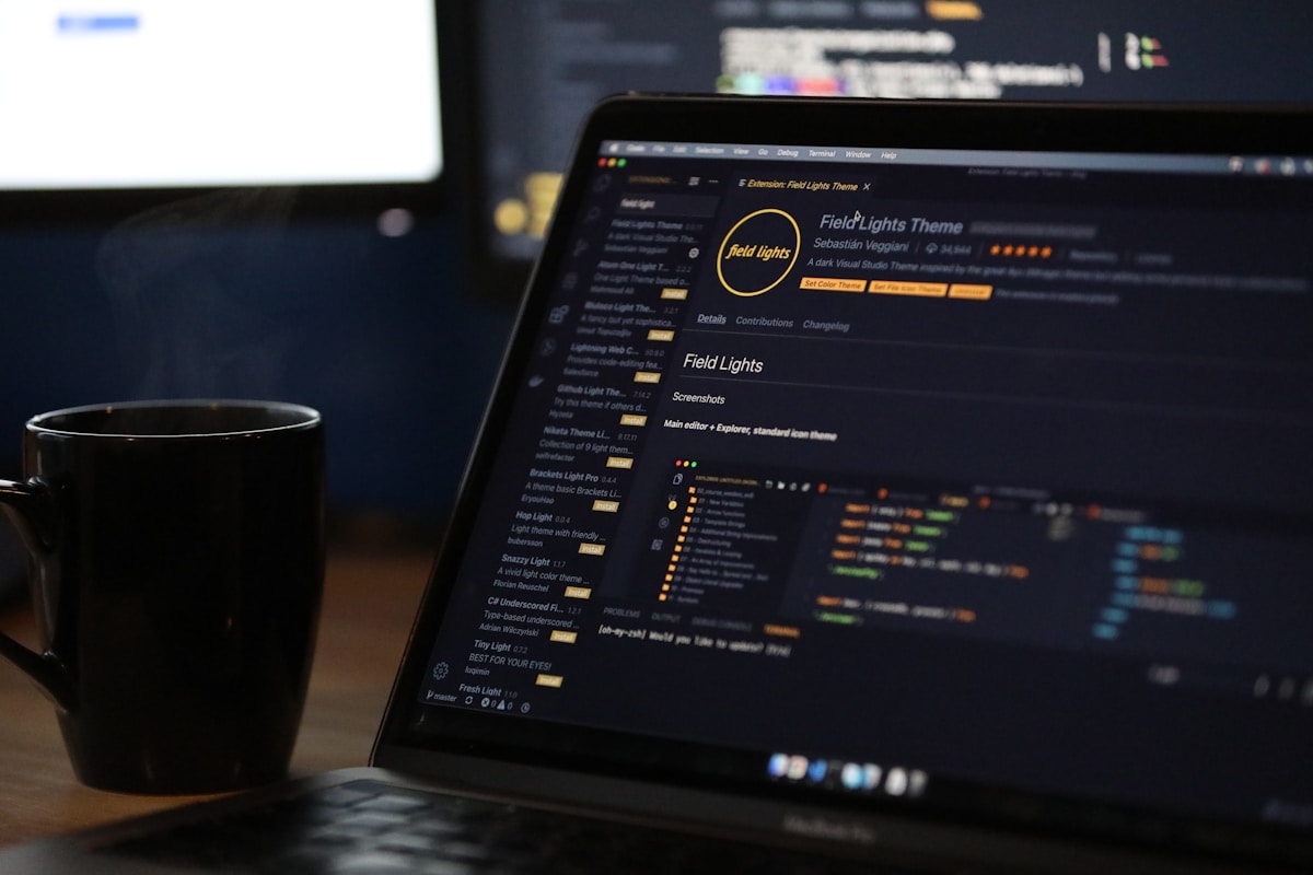 Un espacio de programación con una computadora y código en pantalla